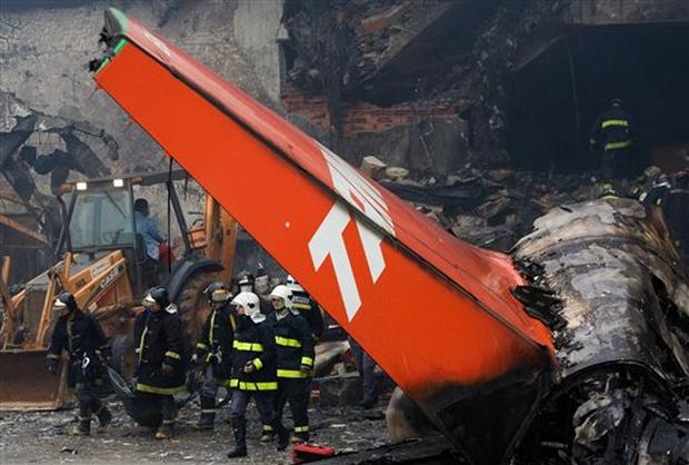 Brazil Plane Crash - Photo 1 - Pictures - CBS News