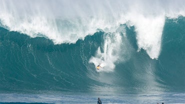Surfs Up Ft Waves Pound Hawaii Cbs News Surfs Up Ft Waves Pound Hawaii Cbs News