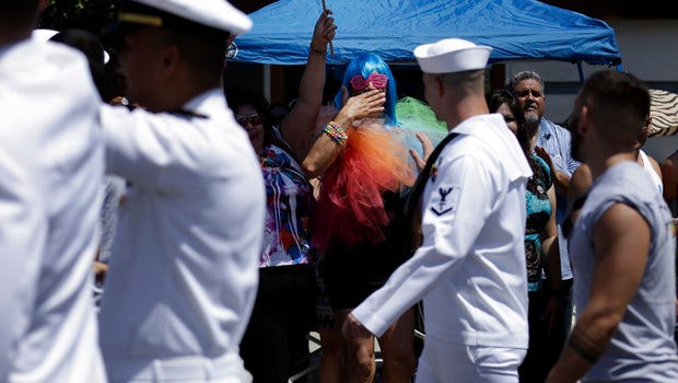 Troops March In San Diego Gay Parade Cbs News