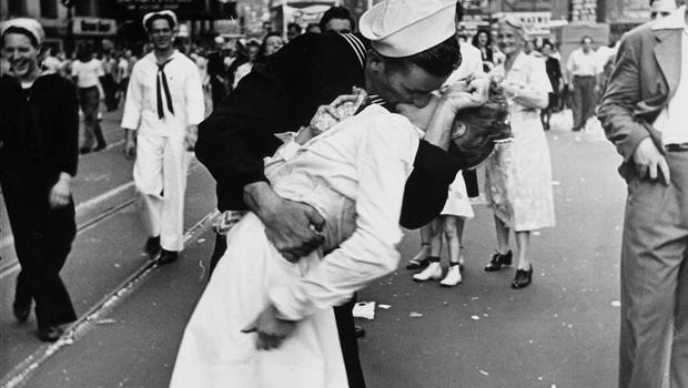 Sailor, nurse from iconic VJ Day photo reunited