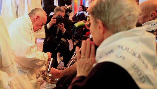 pope-washes-feet.jpg