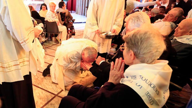 pope-kisses-feet.jpg
