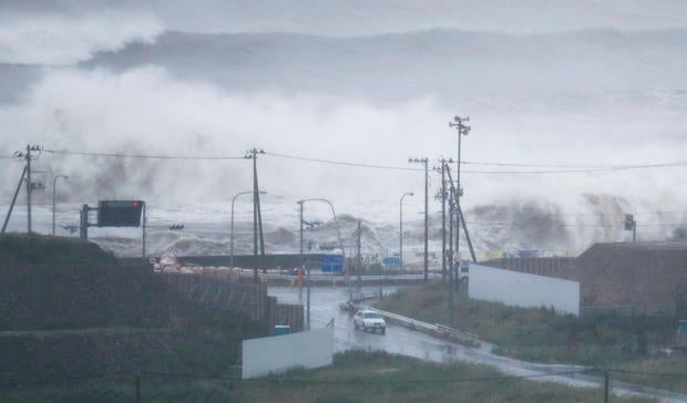 japan-typhoon-lionrock-waves.jpg