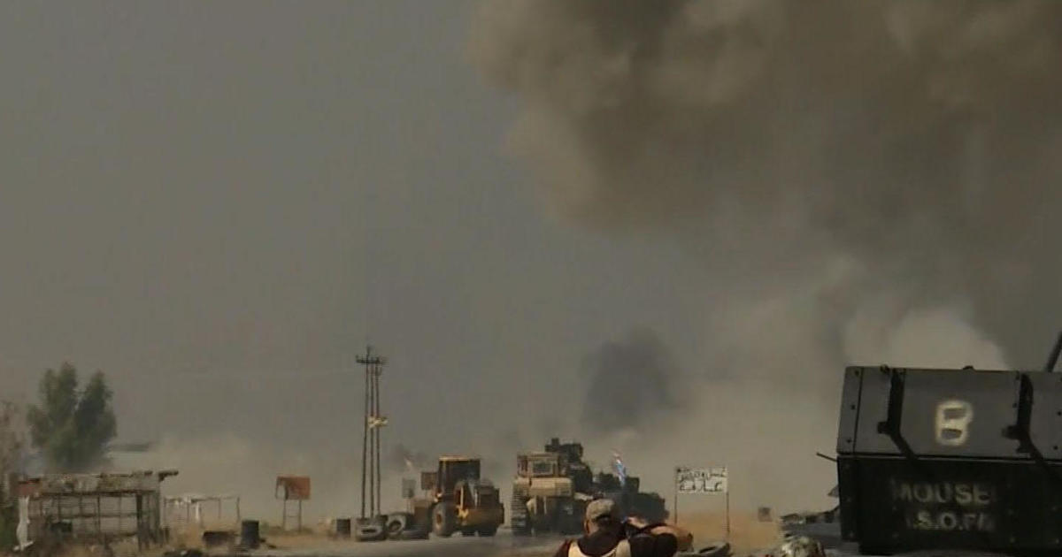 Iraqi forces fight off ISIS on the road to Mosul - CBS News