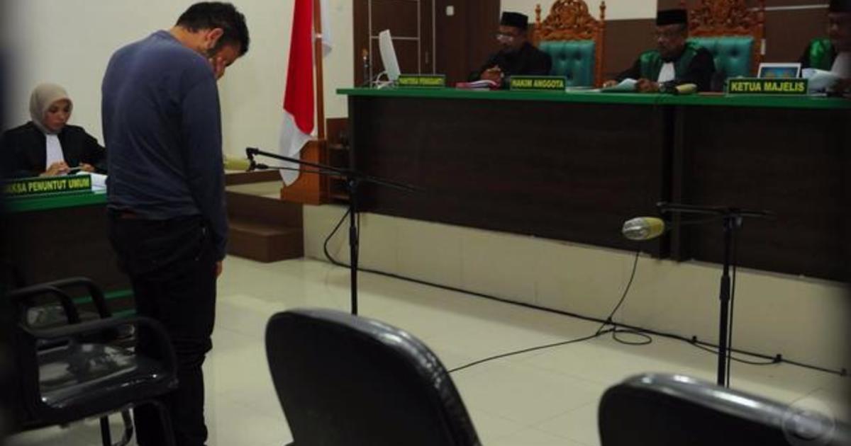 Indonesian Court Sentences Gay Couple To Public Caning Videos Cbs News