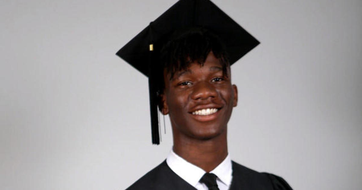 Photographer snaps free photos for graduates in need - CBS News