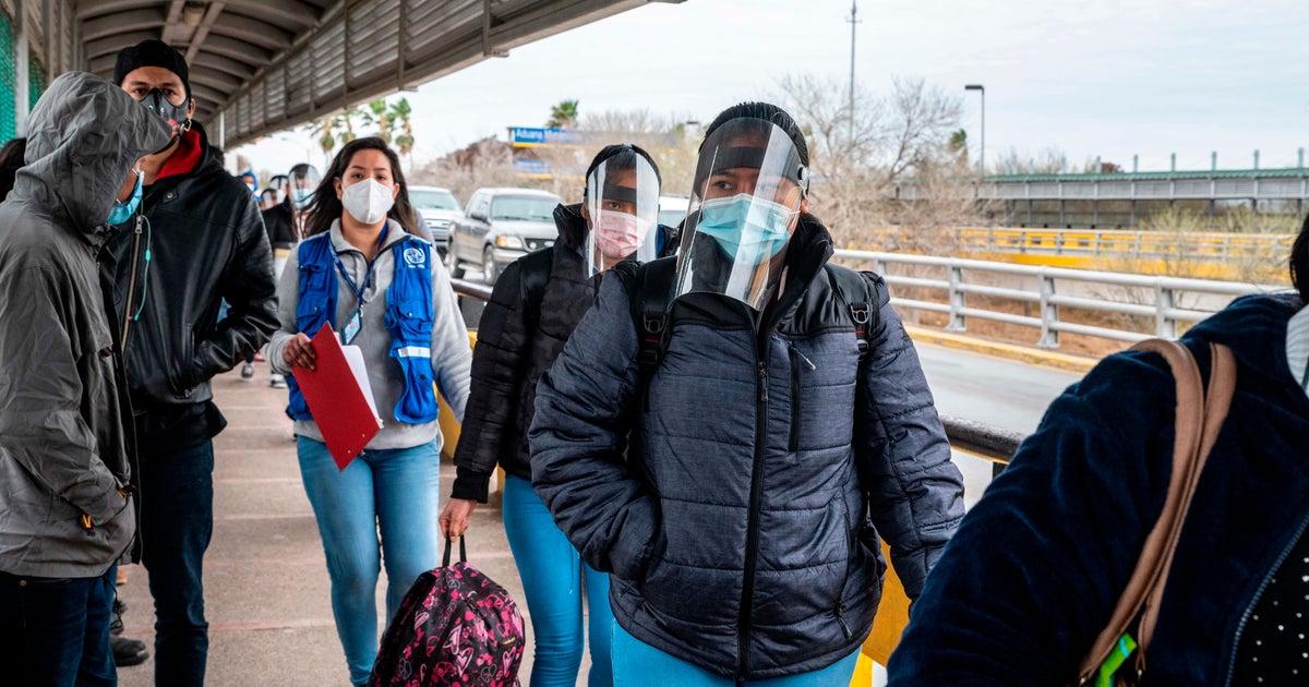 Biden administration and Texas governor battle over COVID testing and treatment of migrants at border - Biden administration and Texas governor battle over COVID testing and treatment of migrants at border