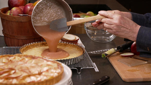pouring-applesauce-into-crust.jpg 