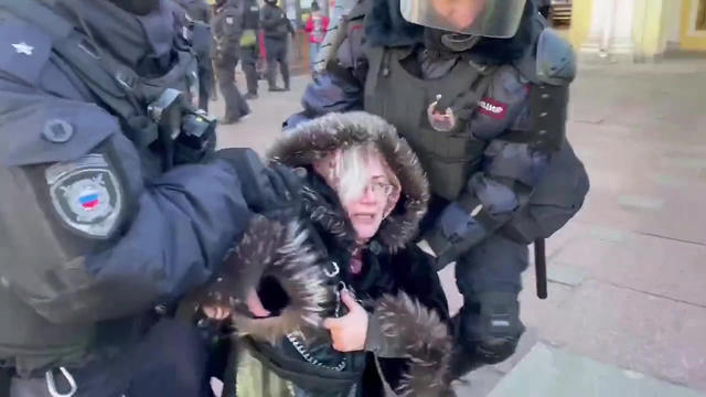 russian-police-arrest-protester-920730-640x360.jpg 