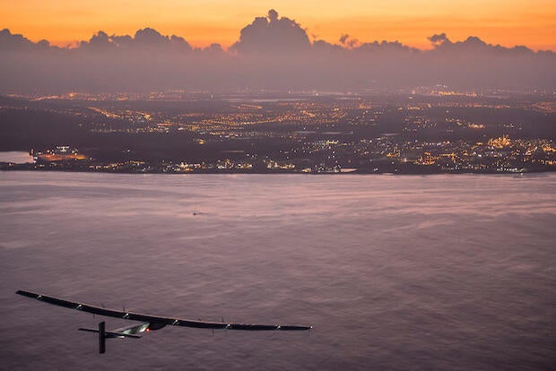 2015-07-03-solar-impulse-2-rtw-7th-flight-nagoya-to-hawaii-landing-revillard-05798.jpg