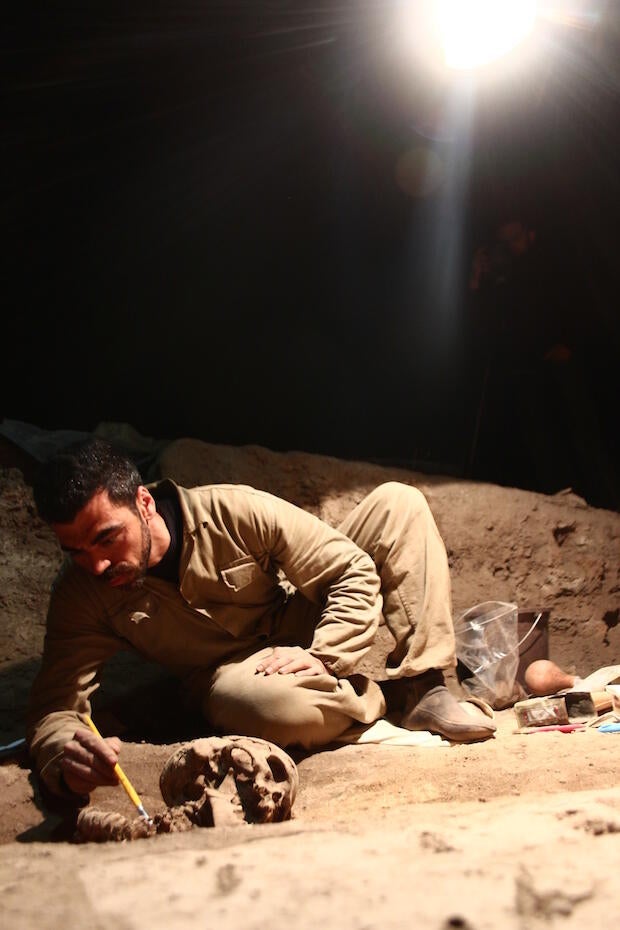 rodrigo-elias-exhuming-burial-34-in-2014-credit-andre-strauss-1.jpg