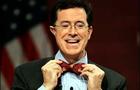 Comedian Steven Colbert puts on a Harvard bow tie 
