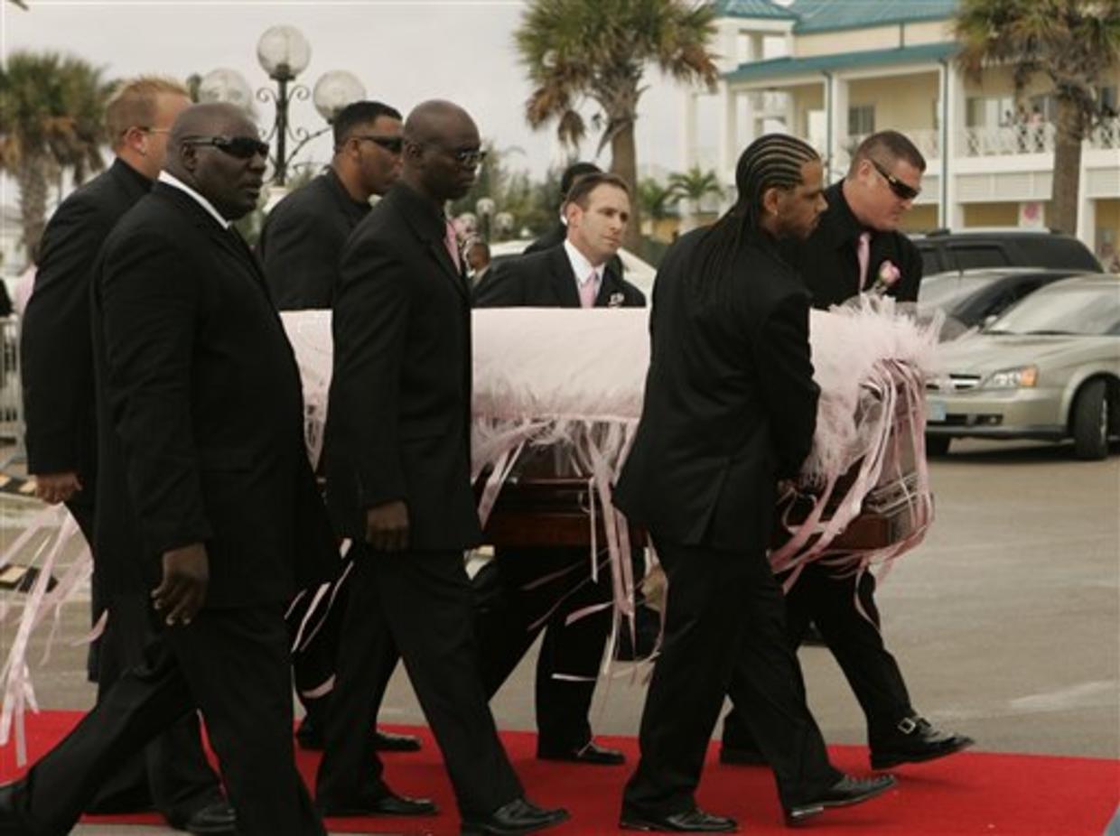 Вдова миллиардера на похоронах