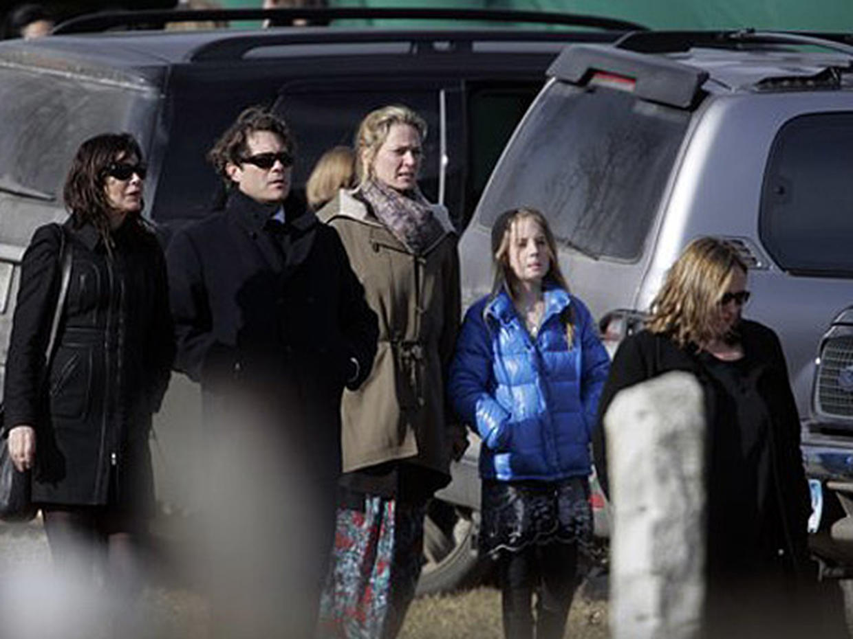 Actress Laid To Rest - Photo 8 - Pictures - CBS News