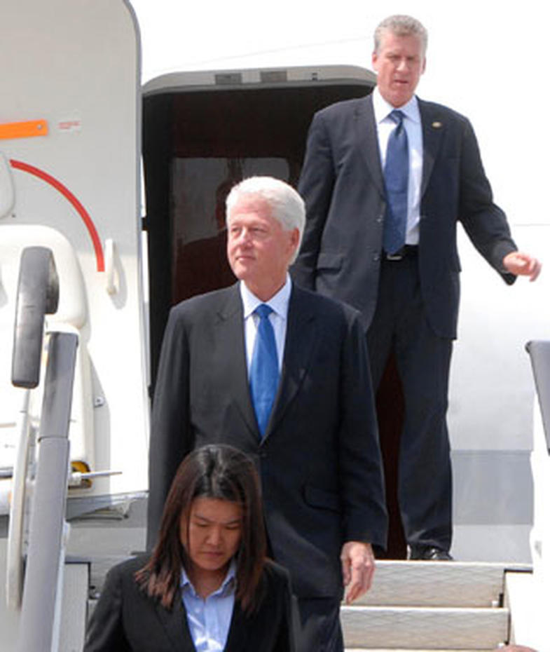 Bill Clinton Visits North Korea - Photo 2 - Pictures - CBS News