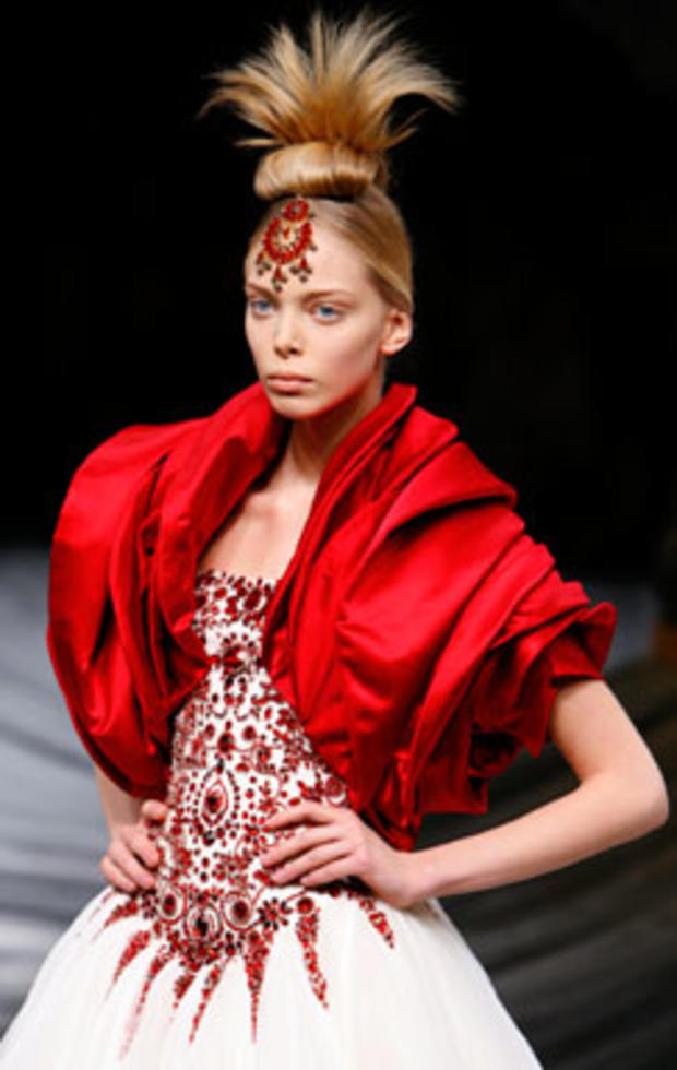 Alexander McQueen's Fashions - CBS News