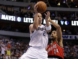 Jason Kidd passes the ball