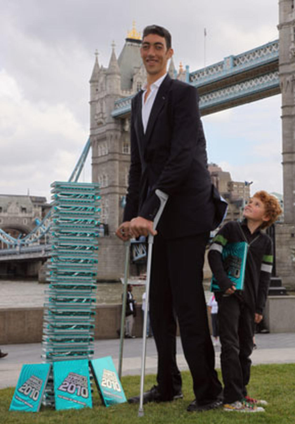 World's tallest man Sultan Kosen stops growing - CBS News