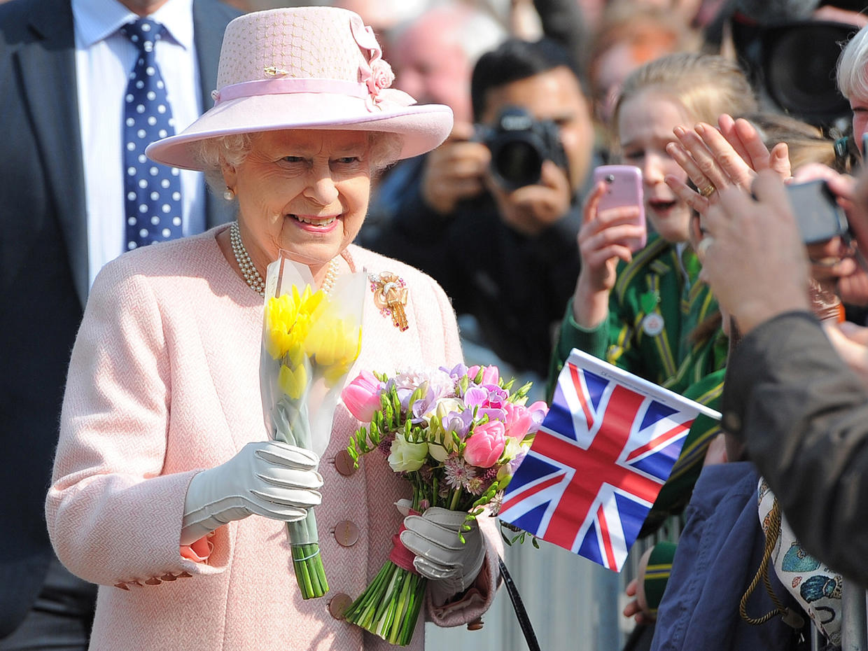 queen elizabeth visit manchester
