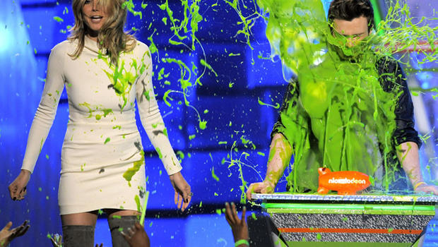 Slime pours nonstop at Kids Choice Awards - CBS News