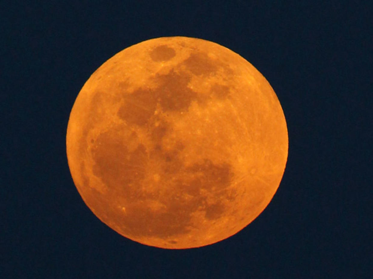 What does a supermoon look like? CBS News