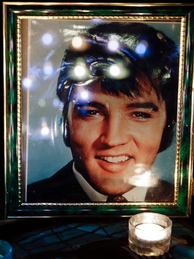 Elvis Presley candlelight vigil at Graceland CBS News