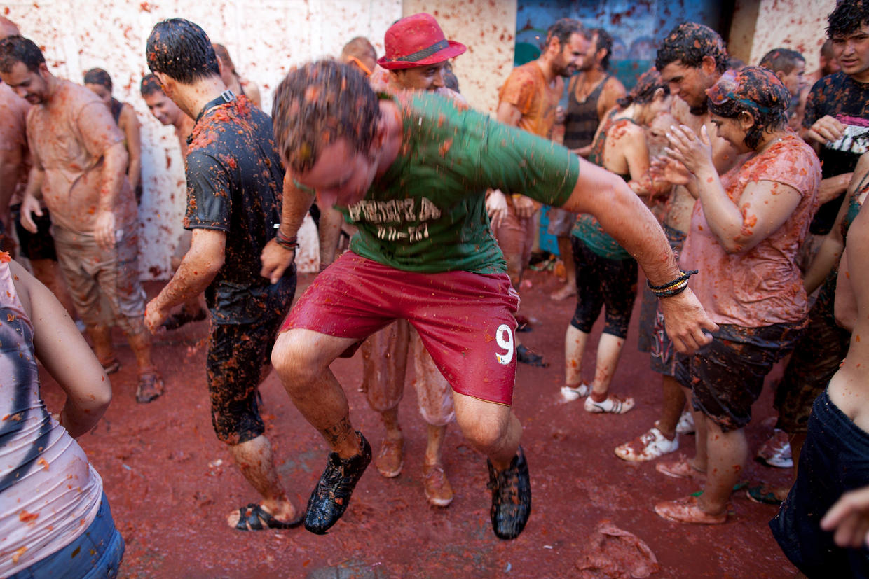Worlds Biggest Tomato Fight Photo 2 Pictures Cbs News 