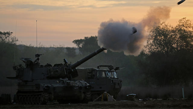 Israeli 155mm artillery gun fires shell from emplacement on Israel's border into Gaza Strip November 21, 2012 