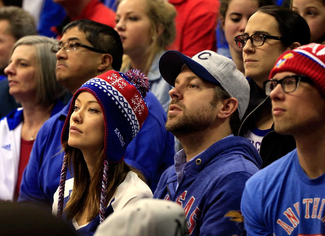 Sports fans. Судейкис. Судейкис длинные волосы. Джейсон Судейкис забастовка Голливуд. Olivia Wilde Basketball Match.