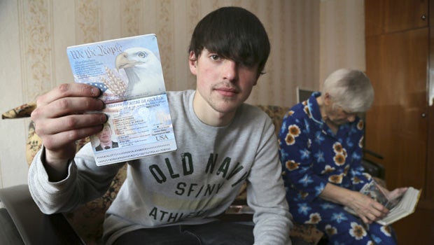 Adopted teen returns to Russia, complains of U.S. parents - CBS News