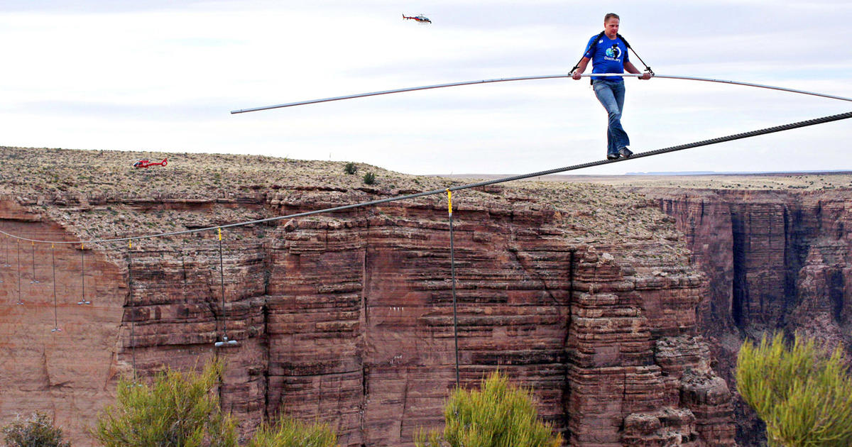 Nik Wallenda completes tightrope walk across gorge near Grand ...
