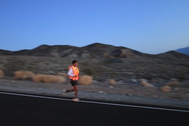 Death Valley ultra-marathon - Photo 9 - CBS News