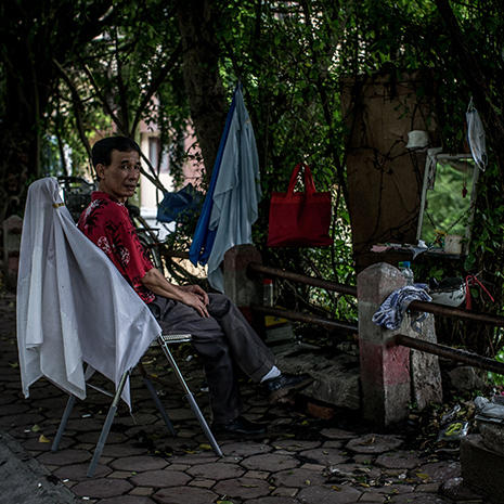 Hanoi's street barbers - Photo 1 - Pictures - CBS News