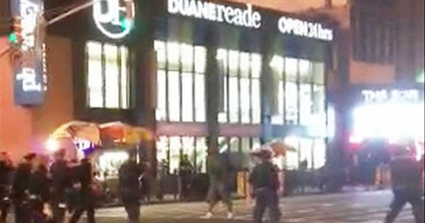 Scène De Crime Le Tueur De Times Square Bystander video shows chaotic scene in Times Square-area shooting - CBS