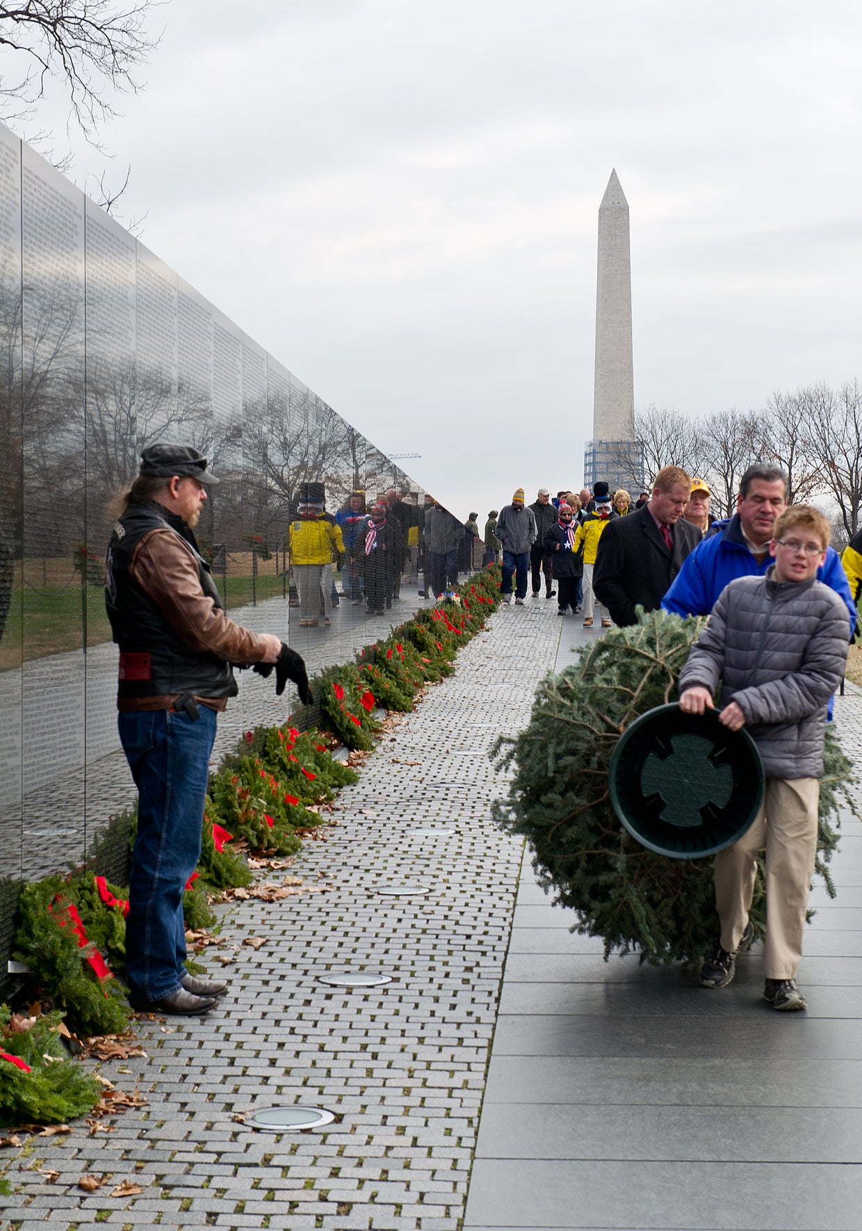Vietnam memorial gets Christmas tree CBS News