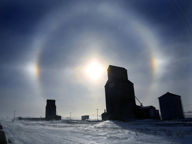 freeze_sundogs_weather_AP27.jpg
