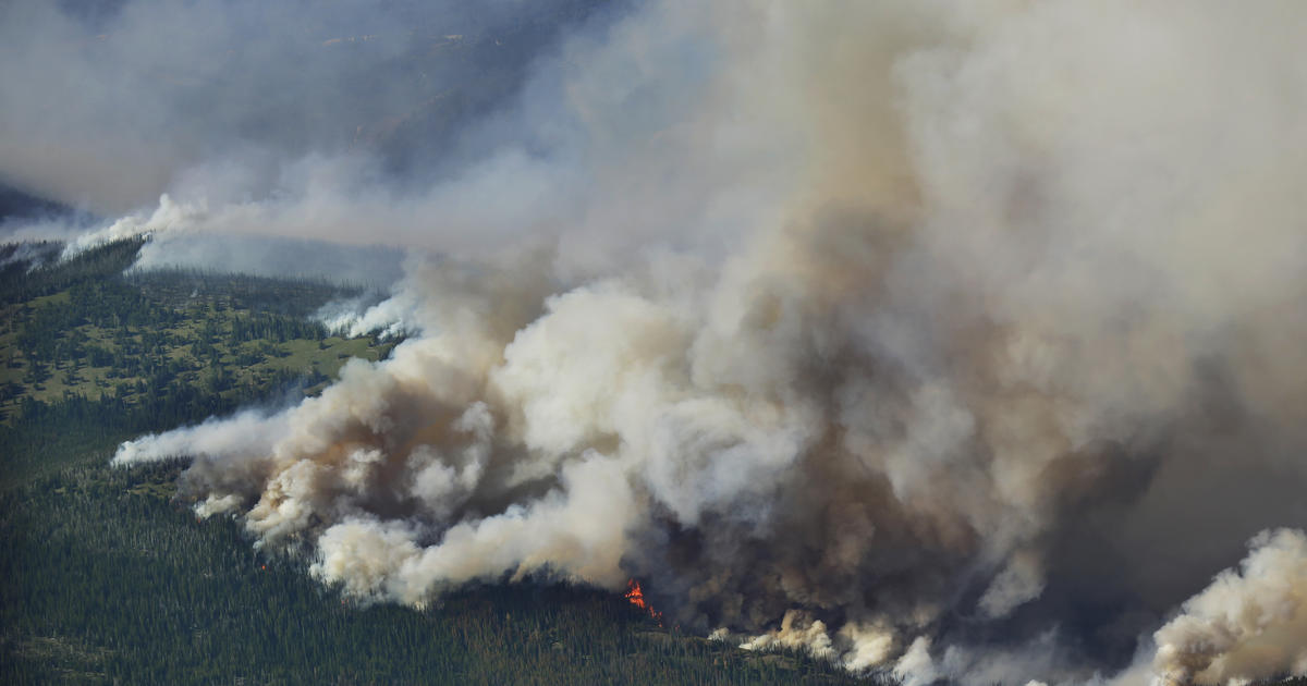 Massive wildfire burns 100 homes in Washington; town evacuated - CBS News