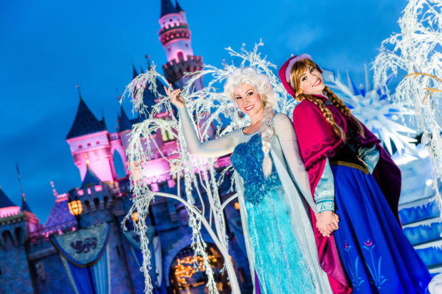 "Frozen" Sisters Join "A Christmas Fantasy" Parade for 2 disneyland 