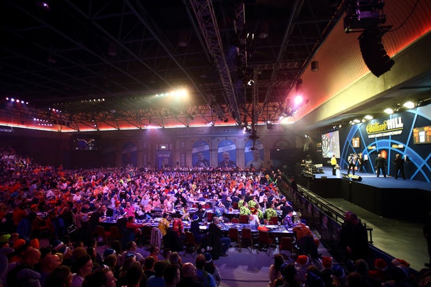 Wacky fans at U.K. darts tourney - CBS News