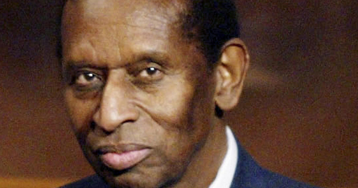 NBA's First Black Player, Earl Lloyd, Dead At 86 - CBS News