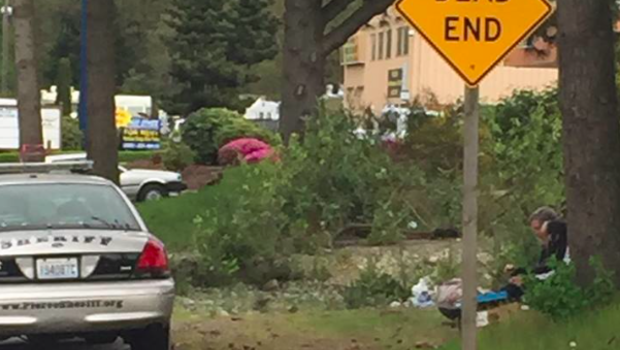 Washington State Sheriffs Deputy Stops To Share Lunch With Homeless Man Cbs News 9692