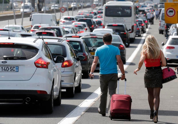 Drivers Ed Online >> France Uber strike - French taxi drivers cause chaos ... Drivers Ed Online >> France Uber strike - French taxi drivers cause chaos ...