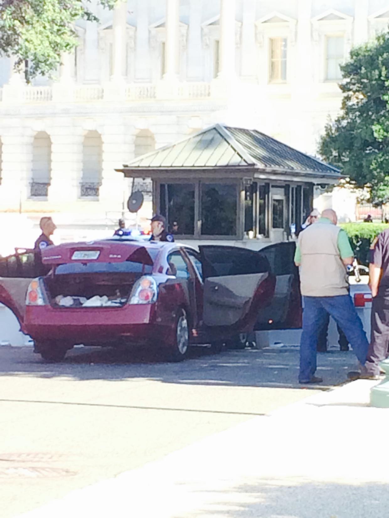 Car Crashes Into South Barrier Of Us Capitol Building Cbs News 1722