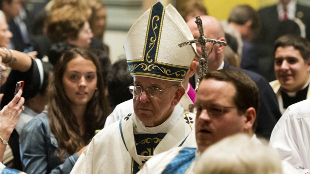 Pope Francis arrives to celebrate Mass at the Cathedral Basilica of Saints Peter and Paul in Philadelphia, Pennsylvania, Sept. 26, 2015.