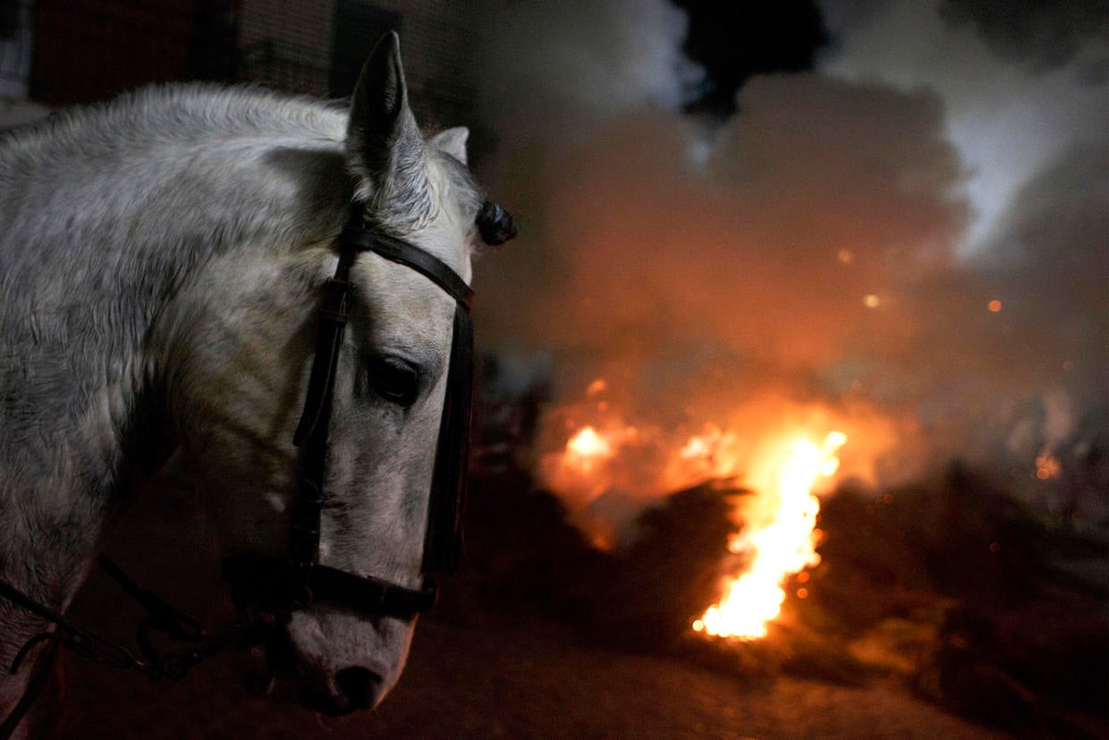 Bonfires and horses at Las Luminarias Festival CBS News
