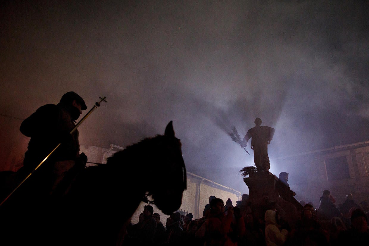 Bonfires and horses at Las Luminarias Festival CBS News