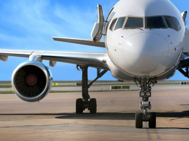 American Airlines earns $700 million, beats forecasts - CBS News