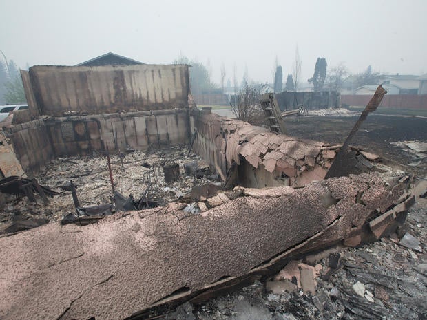 alberta-wildfire-getty-528884880.jpg