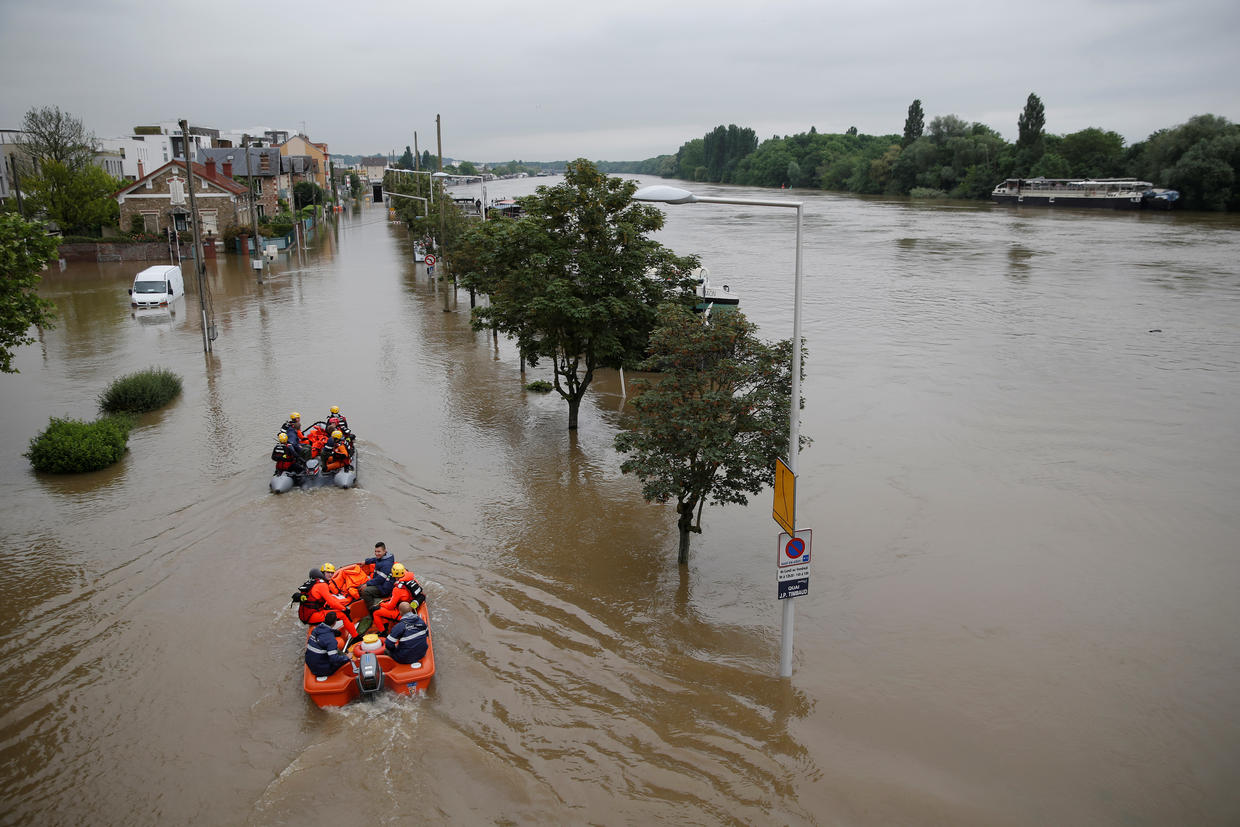 Paris flood - The Seine floods Paris - Pictures - CBS News