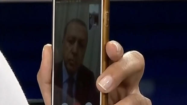 erdoganiphonegrab2.jpg 